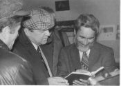 Юрий Визбор с Ролланом Шиповым после концерта (ЦИАМ,  1979 г.)