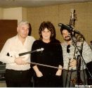 Рита Коган со скрипачем Р.Акопяном и музыкантом Аликом Шабашовым (справа) в студии, в Нью-Йорке, начало 80-х годов