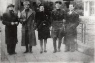 Петр (первый слева) и Вера Лещенко с советскими офицерами. Бухарест, октябрь 1945 года. Из коллекции Сергея Ставицкого (Запорожье)