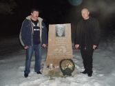 Ждамиров Володя и Симонов Олег возле памятника Наговицына в Кургане