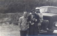 Николай Криворог со своим грузовиком, А.Северный и Борис Дадиш на пляже