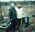 Константин Беляев с Николаем Резановым на могиле Аркадия Северного. Апрель 2000 года