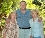 Юрий Соловей с женой Лилией и мамой