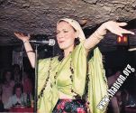 Майя Розова во время исполнения популярной еврейской песни «ВАРНЕЧКИ»